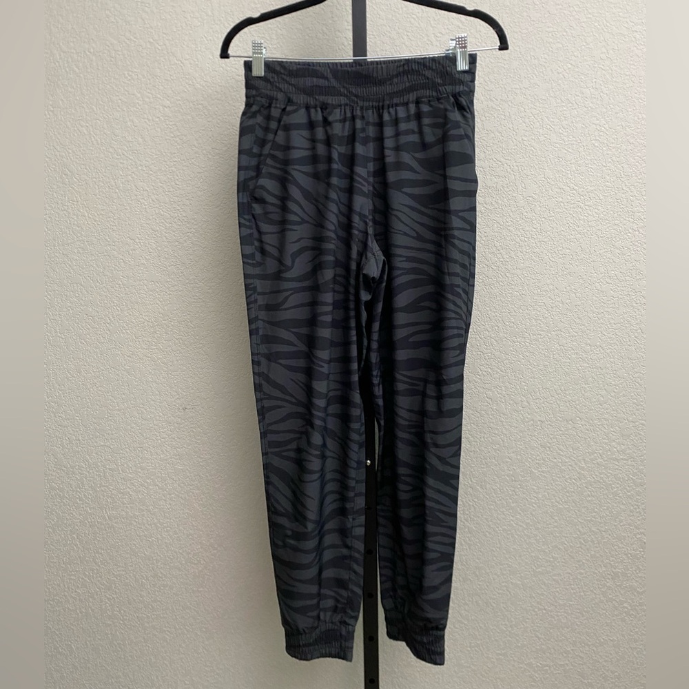 Old Navy Women’s Black and Gray Active StretchTech Joggers